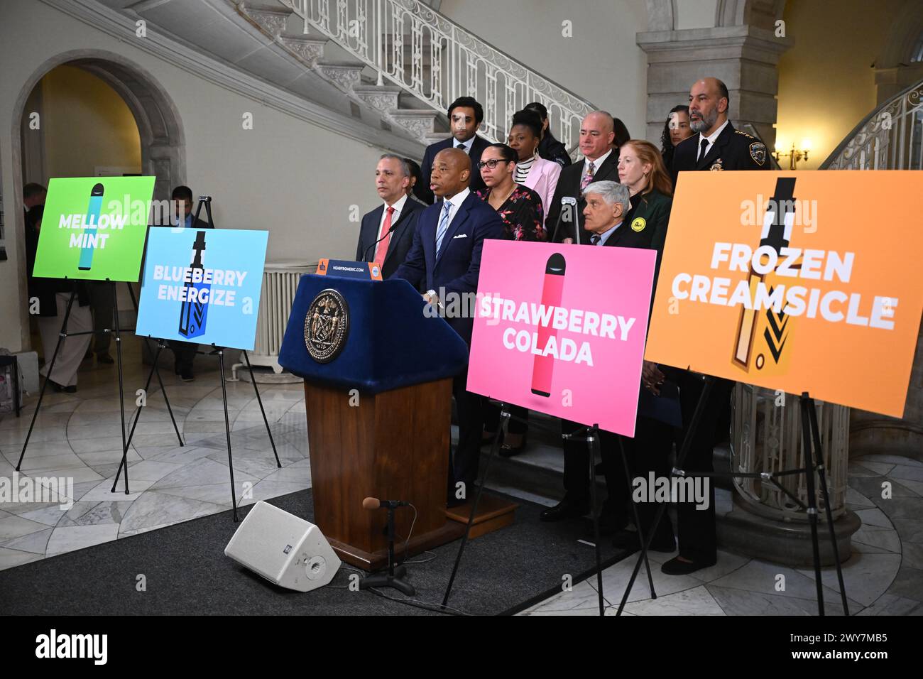 Le maire Eric Adams fait une annonce liée à la santé publique et à l'application de la loi à l'hôtel de ville le 4 avril 2024 à New York. Le maire Adams a annoncé Banque D'Images