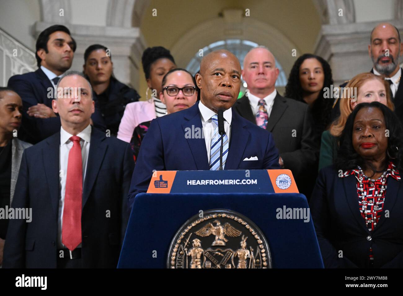 Le maire Eric Adams fait une annonce liée à la santé publique et à l'application de la loi à l'hôtel de ville le 4 avril 2024 à New York. Le maire Adams a annoncé Banque D'Images