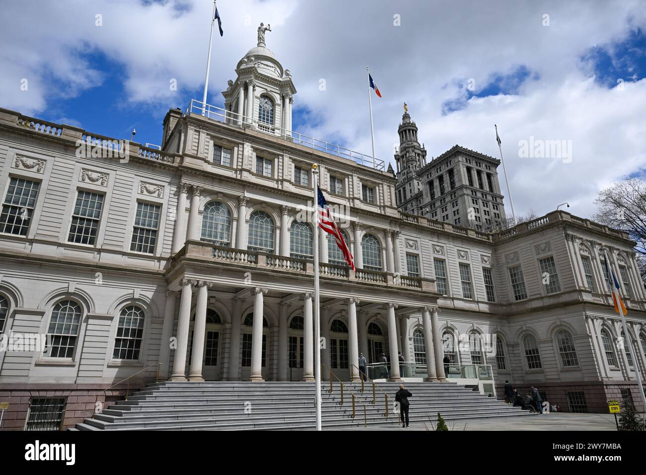 New York City Hall, le siège du gouvernement de la ville de New York, situé au centre de City Hall Park dans le quartier Civic Center de Lower Manhattan en avril Banque D'Images