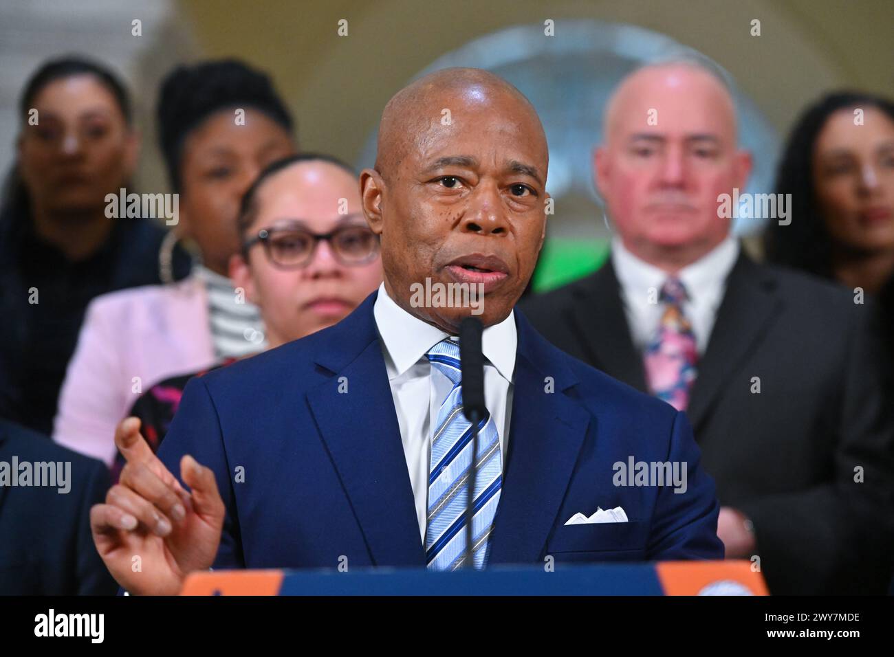 Le maire Eric Adams fait une annonce liée à la santé publique et à l'application de la loi à l'hôtel de ville le 4 avril 2024 à New York. Le maire Adams a annoncé Banque D'Images