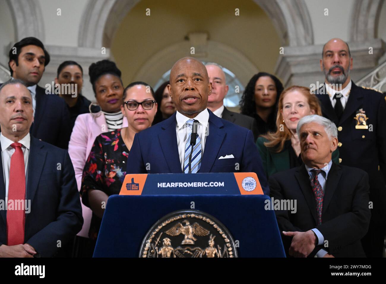 Le maire Eric Adams fait une annonce liée à la santé publique et à l'application de la loi à l'hôtel de ville le 4 avril 2024 à New York. Le maire Adams a annoncé Banque D'Images