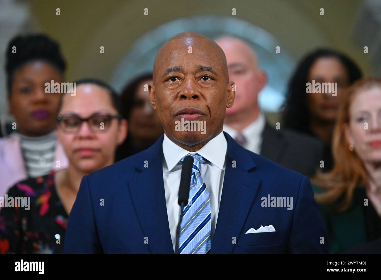 Le maire Eric Adams fait une annonce liée à la santé publique et à l'application de la loi à l'hôtel de ville le 4 avril 2024 à New York. Le maire Adams a annoncé Banque D'Images