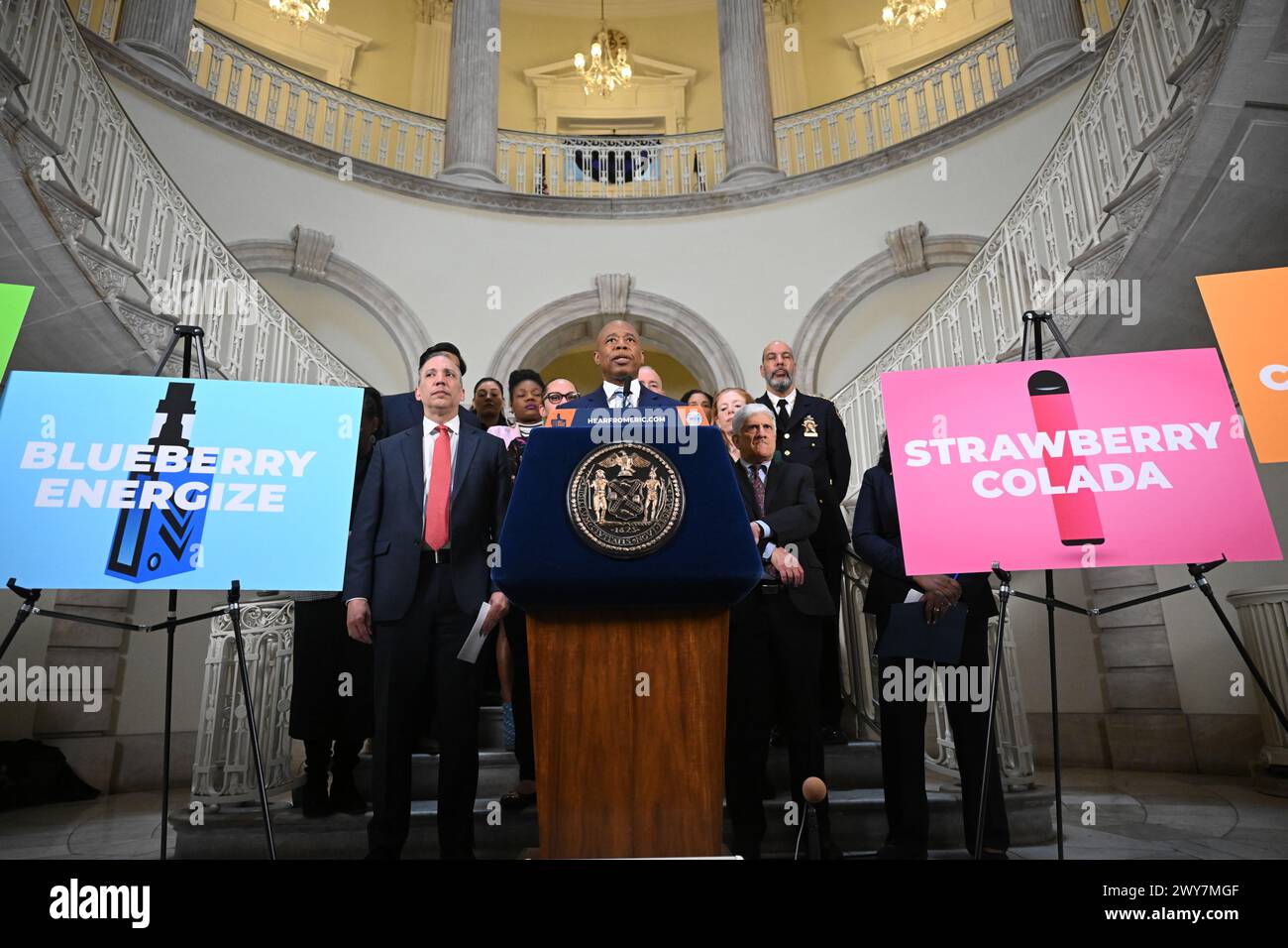 Le maire Eric Adams fait une annonce liée à la santé publique et à l'application de la loi à l'hôtel de ville le 4 avril 2024 à New York. Le maire Adams a annoncé Banque D'Images