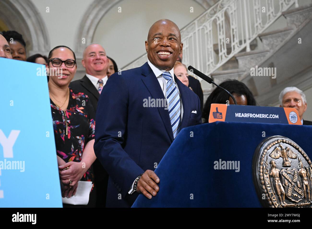 Le maire Eric Adams fait une annonce liée à la santé publique et à l'application de la loi à l'hôtel de ville le 4 avril 2024 à New York. Le maire Adams a annoncé Banque D'Images