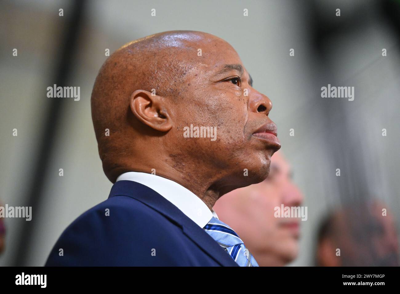 Le maire Eric Adams fait une annonce liée à la santé publique et à l'application de la loi à l'hôtel de ville le 4 avril 2024 à New York. Le maire Adams a annoncé Banque D'Images