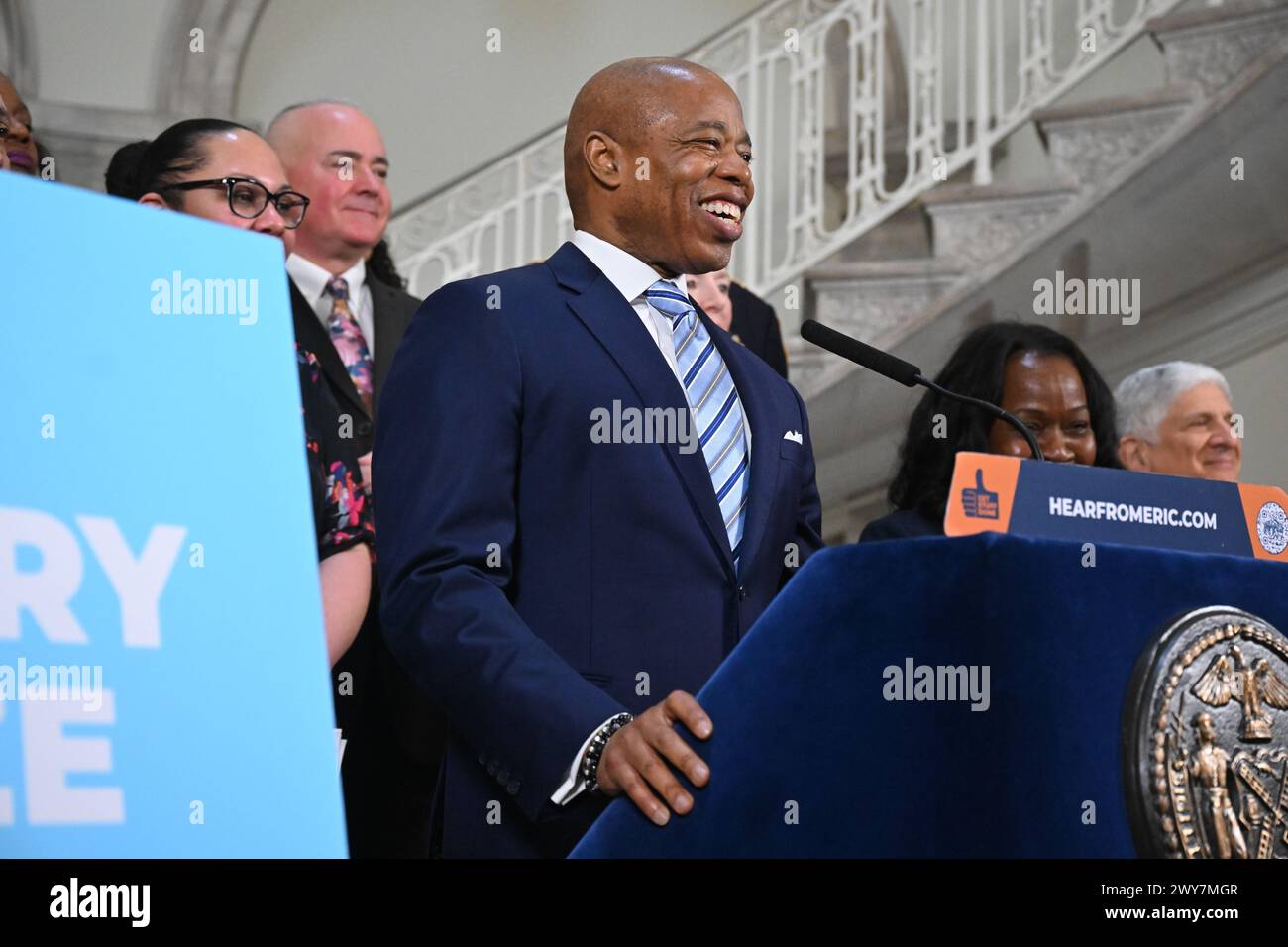 Le maire Eric Adams fait une annonce liée à la santé publique et à l'application de la loi à l'hôtel de ville le 4 avril 2024 à New York. Le maire Adams a annoncé Banque D'Images