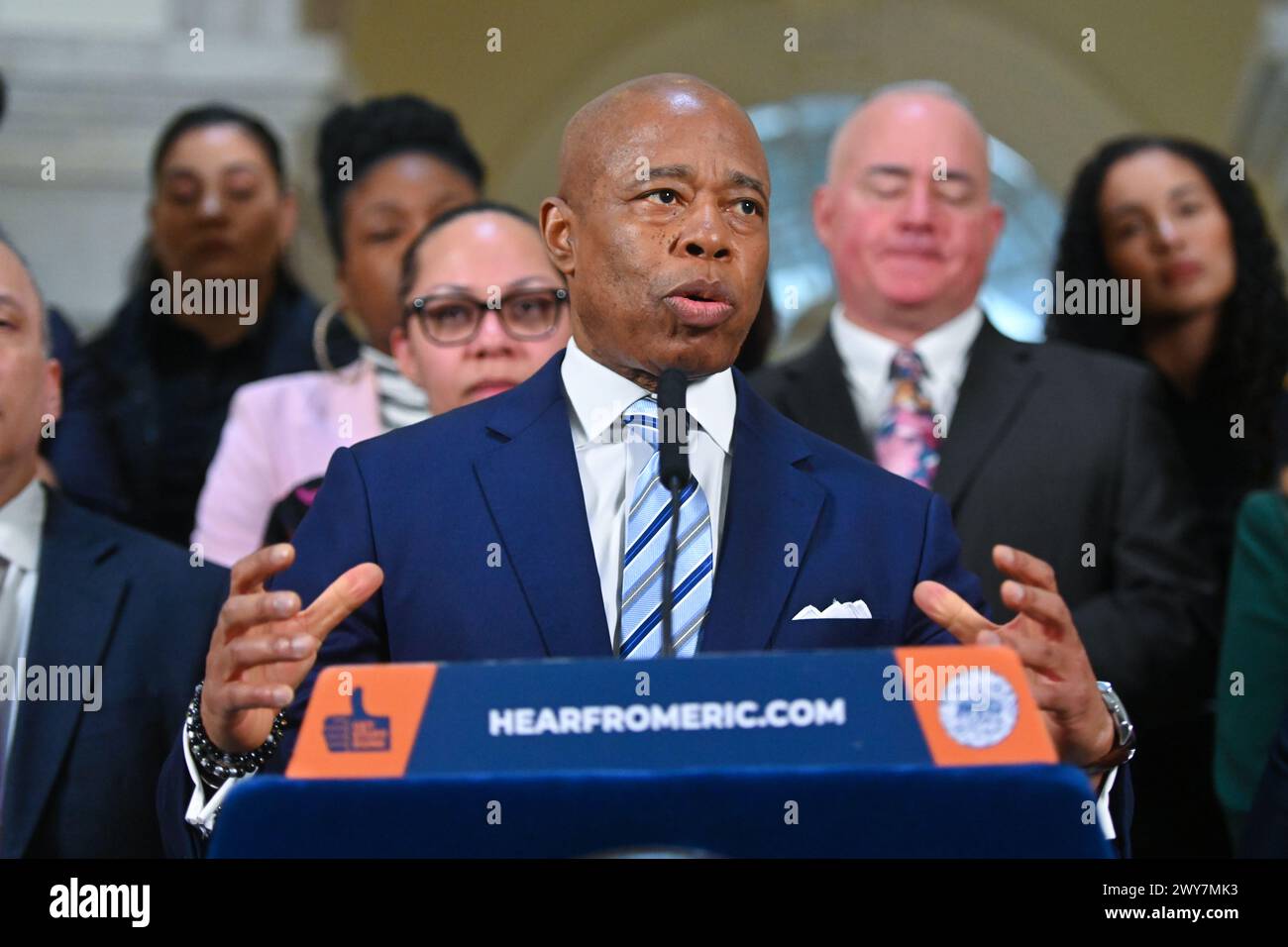 Le maire Eric Adams fait une annonce liée à la santé publique et à l'application de la loi à l'hôtel de ville le 4 avril 2024 à New York. Le maire Adams a annoncé Banque D'Images