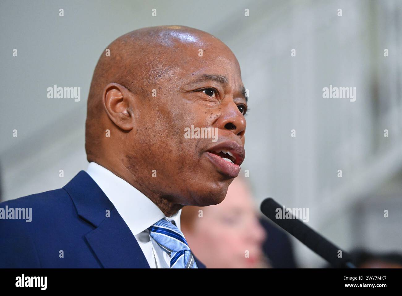 Le maire Eric Adams fait une annonce liée à la santé publique et à l'application de la loi à l'hôtel de ville le 4 avril 2024 à New York. Le maire Adams a annoncé Banque D'Images