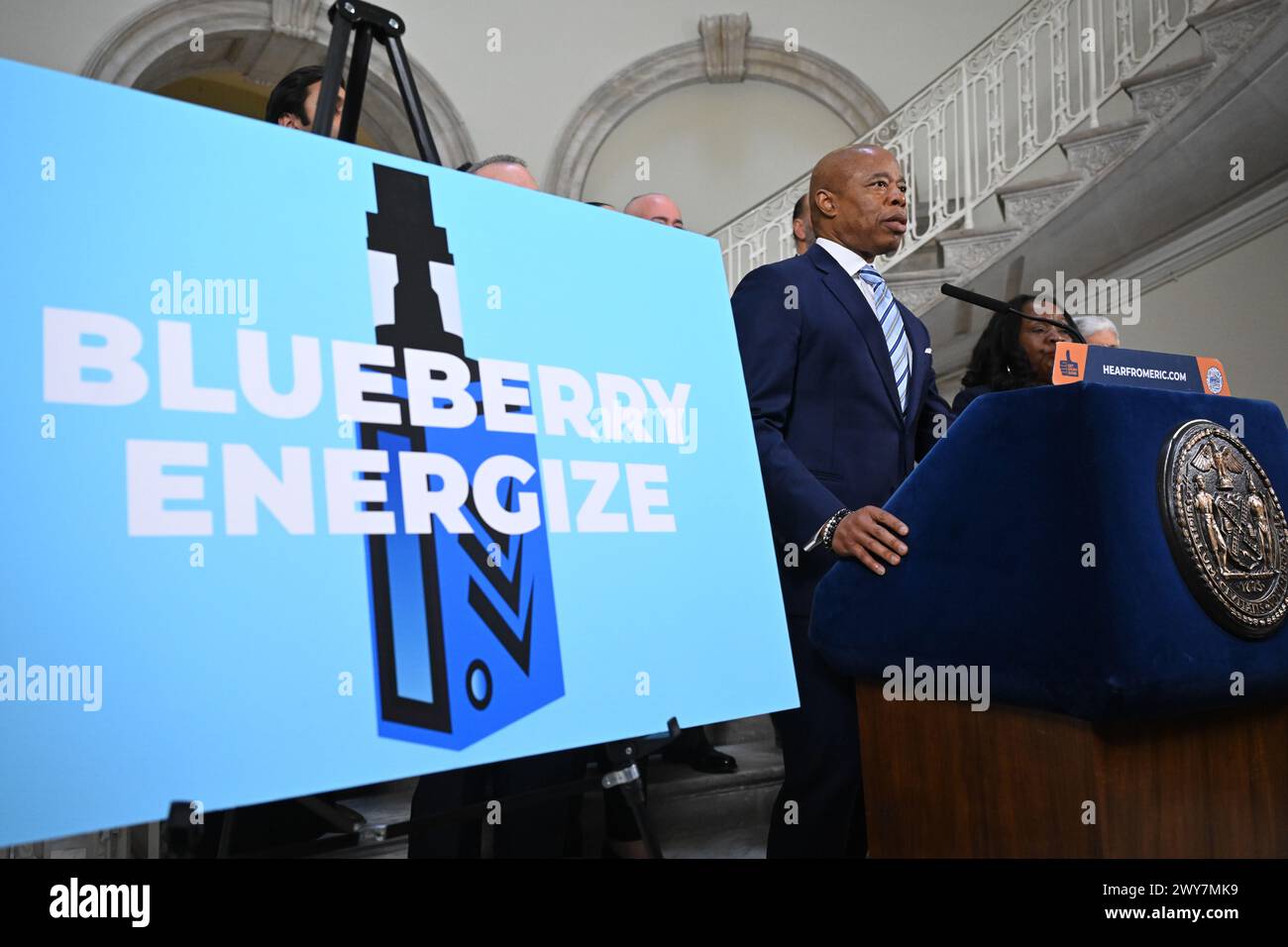 Le maire Eric Adams fait une annonce liée à la santé publique et à l'application de la loi à l'hôtel de ville le 4 avril 2024 à New York. Le maire Adams a annoncé Banque D'Images