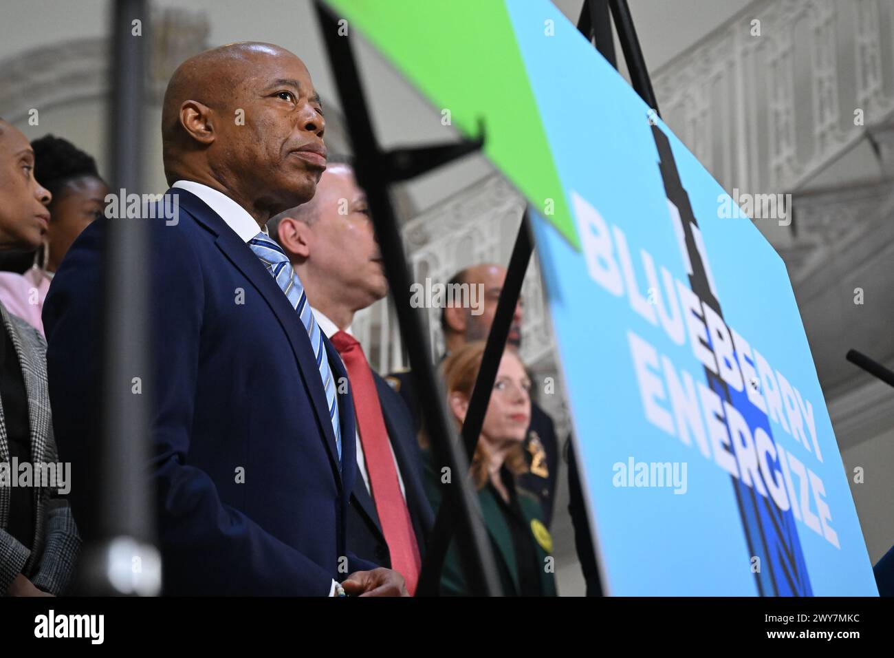 Le maire Eric Adams fait une annonce liée à la santé publique et à l'application de la loi à l'hôtel de ville le 4 avril 2024 à New York. Le maire Adams a annoncé Banque D'Images