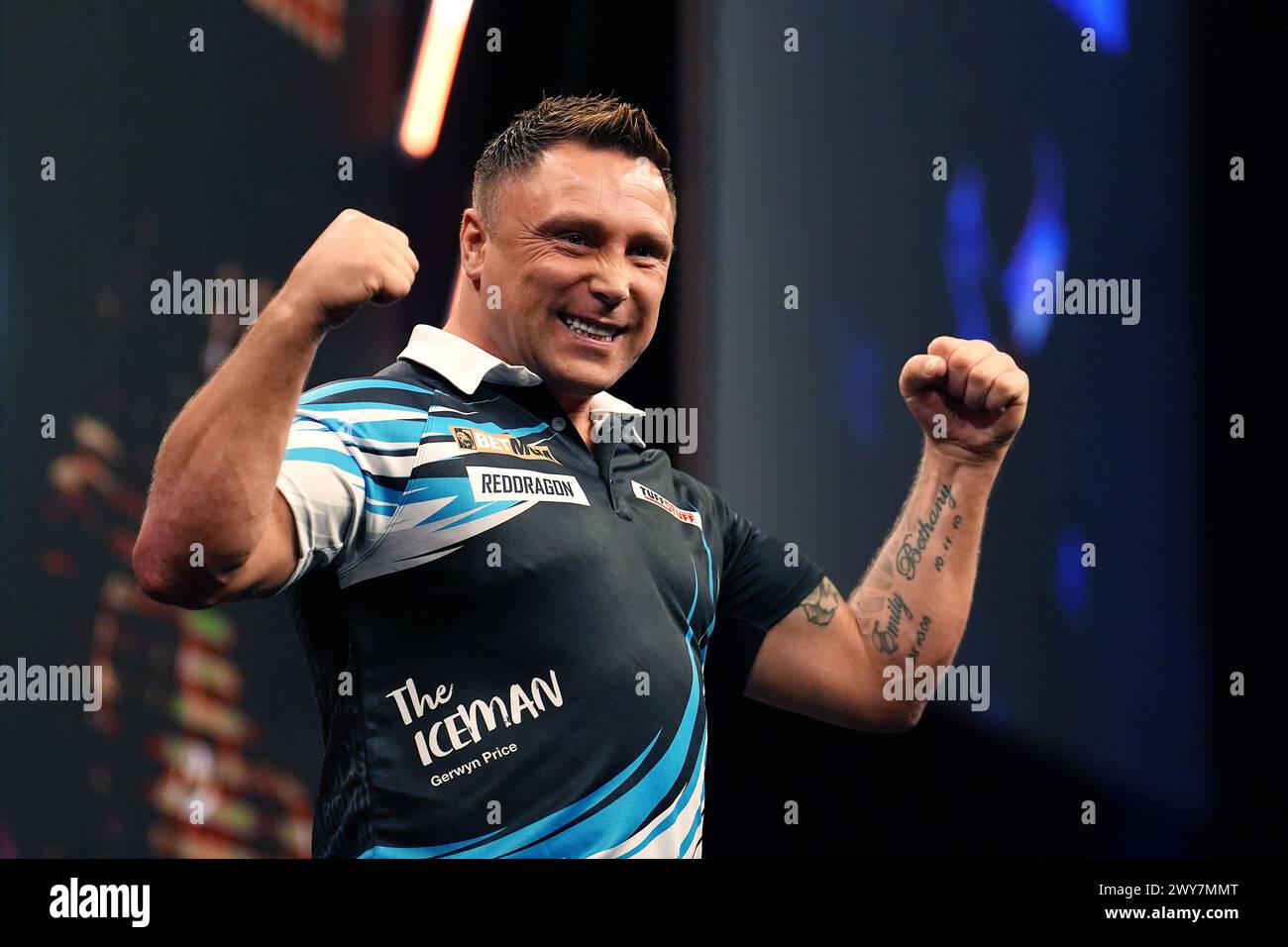 Gerwyn Price célèbre la victoire sur Peter Wright (non représenté) lors de la dixe nuit de la BetMGM premier League 2024 à l'AO Arena, Manchester. Date de la photo : jeudi 4 avril 2024. Banque D'Images