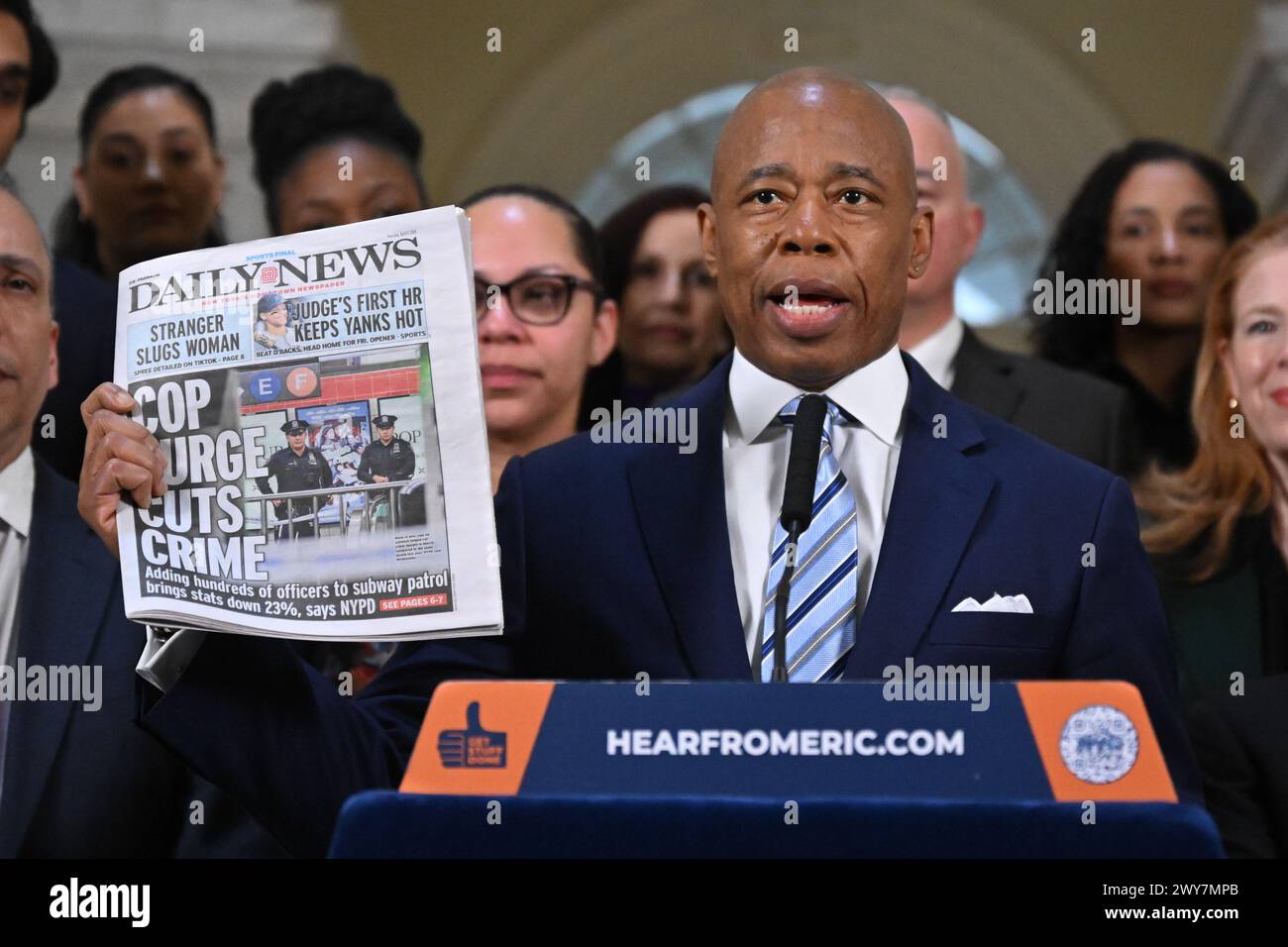 Le maire Eric Adams fait une annonce liée à la santé publique et à l'application de la loi à l'hôtel de ville le 4 avril 2024 à New York. Le maire Adams a annoncé Banque D'Images