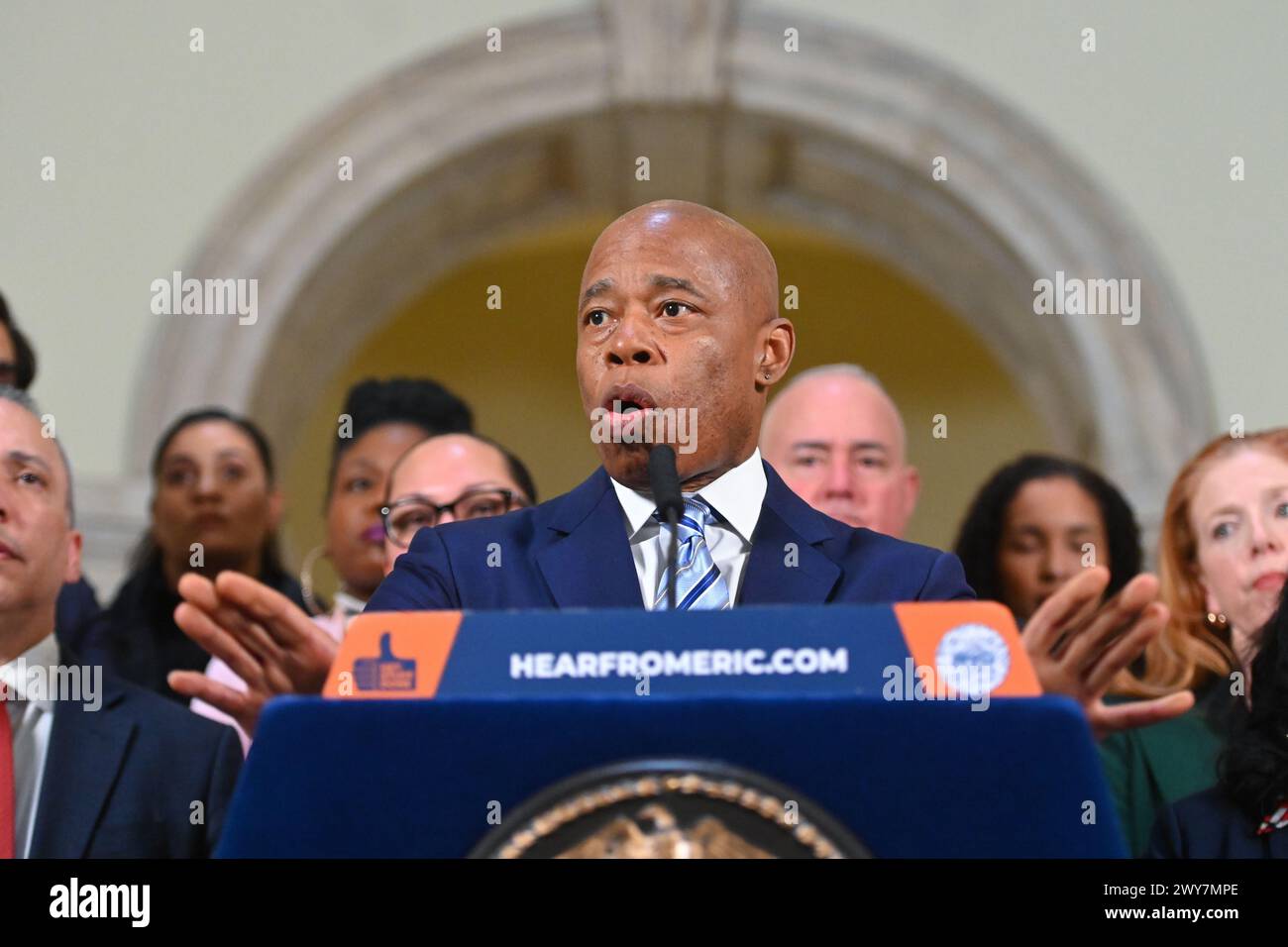 Le maire Eric Adams fait une annonce liée à la santé publique et à l'application de la loi à l'hôtel de ville le 4 avril 2024 à New York. Le maire Adams a annoncé Banque D'Images
