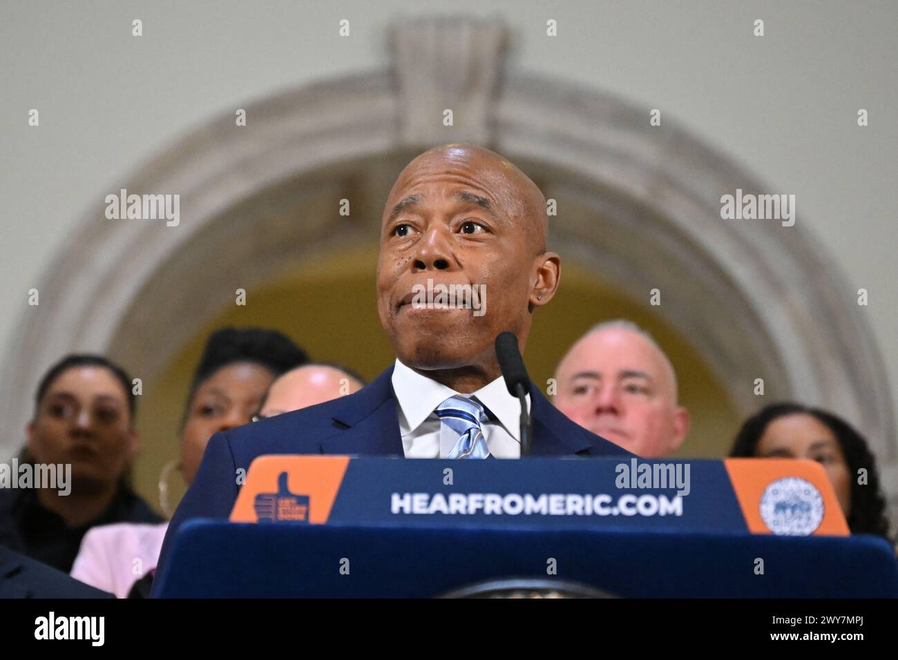 Le maire Eric Adams fait une annonce liée à la santé publique et à l'application de la loi à l'hôtel de ville le 4 avril 2024 à New York. Le maire Adams a annoncé Banque D'Images