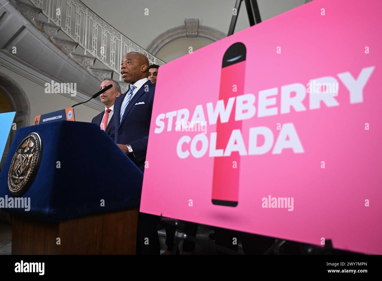 Le maire Eric Adams fait une annonce liée à la santé publique et à l'application de la loi à l'hôtel de ville le 4 avril 2024 à New York. Le maire Adams a annoncé Banque D'Images