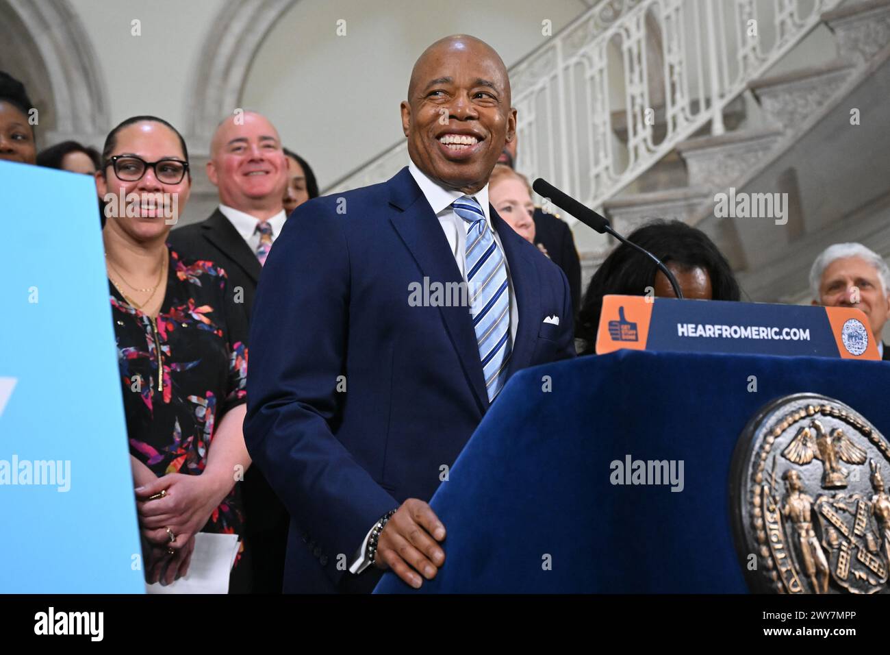 Le maire Eric Adams fait une annonce liée à la santé publique et à l'application de la loi à l'hôtel de ville le 4 avril 2024 à New York. Le maire Adams a annoncé Banque D'Images