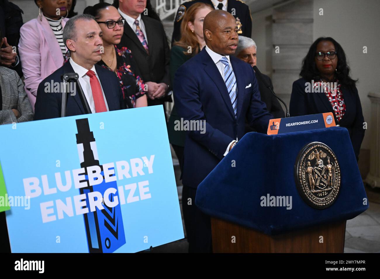 Le maire Eric Adams fait une annonce liée à la santé publique et à l'application de la loi à l'hôtel de ville le 4 avril 2024 à New York. Le maire Adams a annoncé Banque D'Images