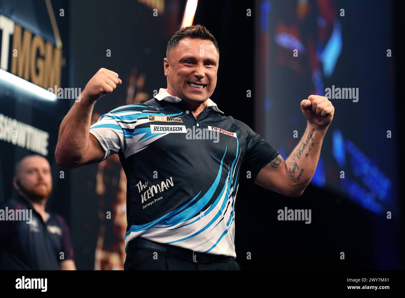 Gerwyn Price célèbre la victoire sur Peter Wright (non représenté) lors de la dixe nuit de la BetMGM premier League 2024 à l'AO Arena, Manchester. Date de la photo : jeudi 4 avril 2024. Banque D'Images