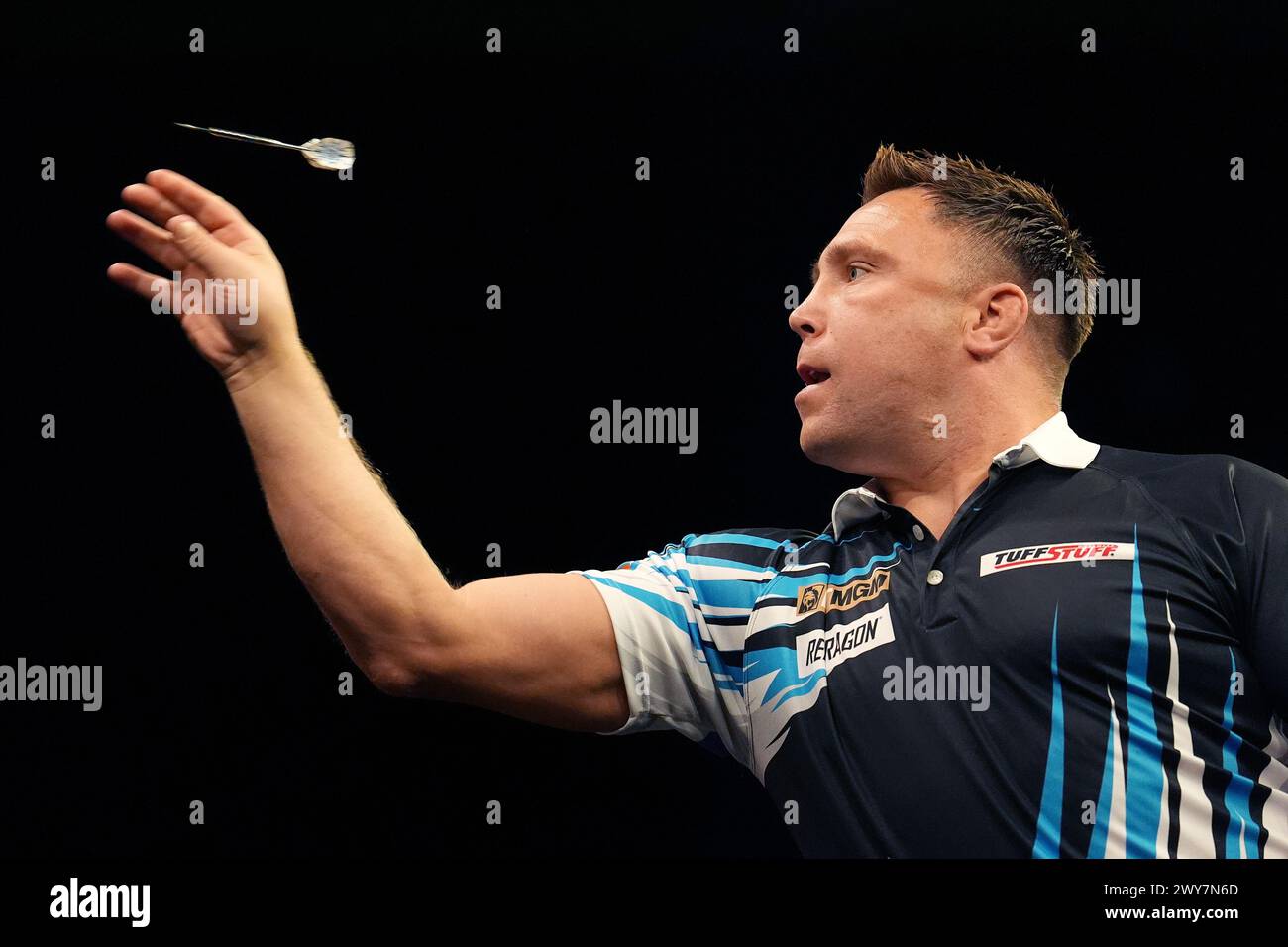 Gerwyn Price en action contre Peter Wright (non photographié) lors de la dixe nuit de la BetMGM premier League 2024 à l'AO Arena de Manchester. Date de la photo : jeudi 4 avril 2024. Banque D'Images