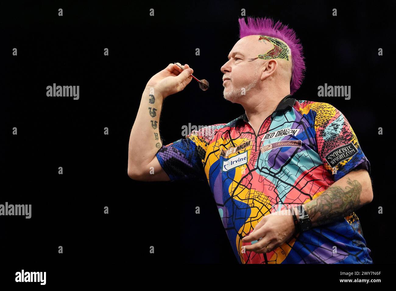 Peter Wright en action contre Gerwyn Price (non photographié) lors de la dixe nuit de la BetMGM premier League 2024 à l'AO Arena de Manchester. Date de la photo : jeudi 4 avril 2024. Banque D'Images