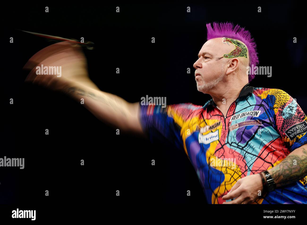 Peter Wright en action contre Gerwyn Price (non photographié) lors de la dixe nuit de la BetMGM premier League 2024 à l'AO Arena de Manchester. Date de la photo : jeudi 4 avril 2024. Banque D'Images