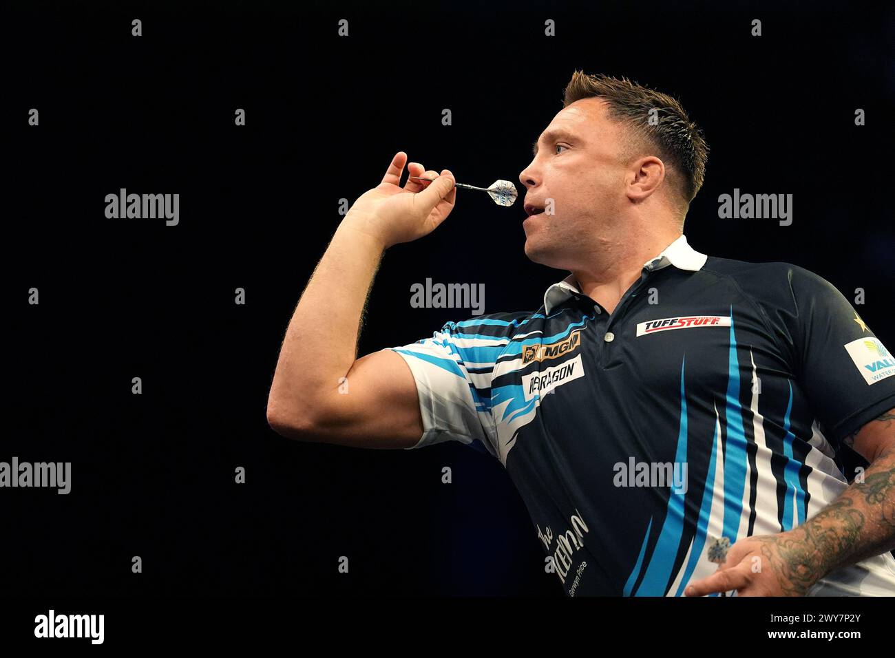 Gerwyn Price en action contre Peter Wright (non photographié) lors de la dixe nuit de la BetMGM premier League 2024 à l'AO Arena de Manchester. Date de la photo : jeudi 4 avril 2024. Banque D'Images
