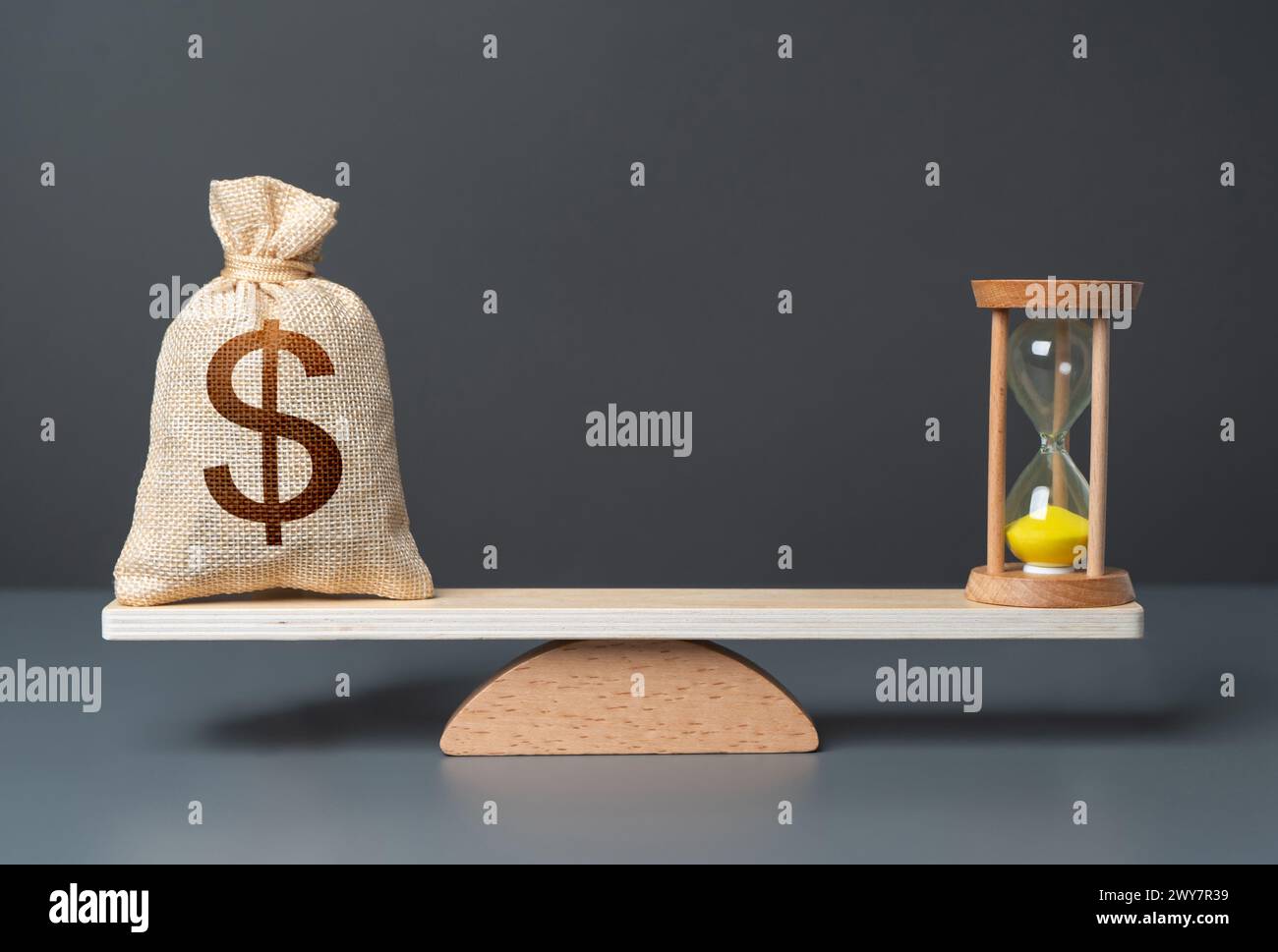 Sac d'argent dollar et sablier sur les balances. Trouvez l'équilibre pour tirer le meilleur parti de chacun. Investir de l'argent peut vous faire gagner du temps. Épanouissement de la vie et des finances Banque D'Images