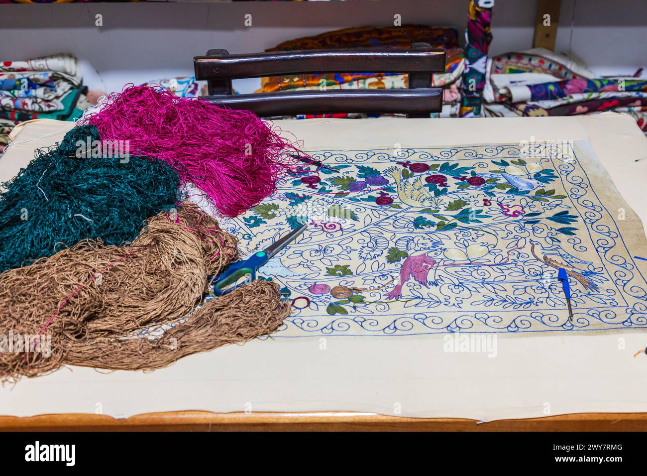 Boukhara, Ouzbékistan, Asie centrale. 25 août 2021. Fil coloré pour la broderie à Boukhara. Banque D'Images