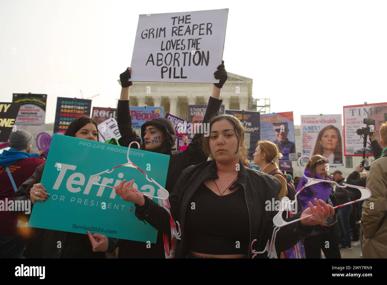Washington, DC, États-Unis. 26 mars 2024. Les manifestants des deux côtés du débat sur l'avortement brandissent des pancartes devant la Cour suprême. Banque D'Images
