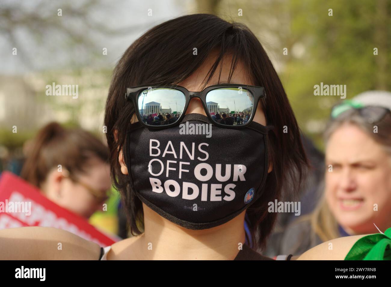 Washington, DC, États-Unis. 26 mars 2024. Une femme masquée proteste devant la Cour suprême lors du débat sur le mifepristone. Banque D'Images