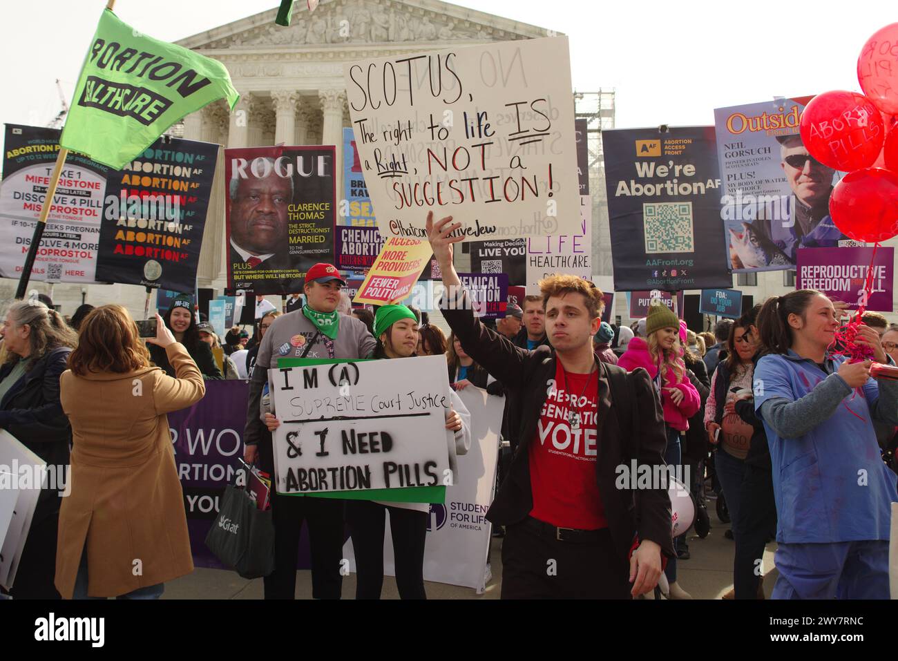 Washington, DC, États-Unis. 26 mars 2024. Les manifestants des deux côtés du débat sur l'avortement brandissent des pancartes devant la Cour suprême. Banque D'Images