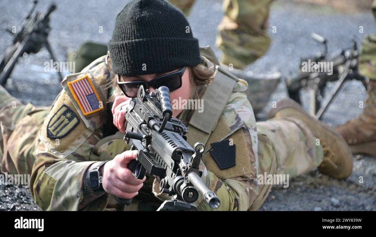 Fort Indiantown Gap, Pennsylvanie, États-Unis. 4 avril 2024. Le sergent de 1re classe de l'armée des États-Unis, RANI DOUCETTE, instructeur de la branche d'entraînement individuel de la Garde nationale de Pennsylvanie, enseigne aux soldats comment tirer une mitrailleuse légère M249 pendant le cours sur les armes individuelles à Fort Indiantown Gap, en Pennsylvanie. (Image de crédit : © Kate Kramer/U.S. Army/ZUMA Press Wire) USAGE ÉDITORIAL UNIQUEMENT ! Non destiné à UN USAGE commercial ! Banque D'Images