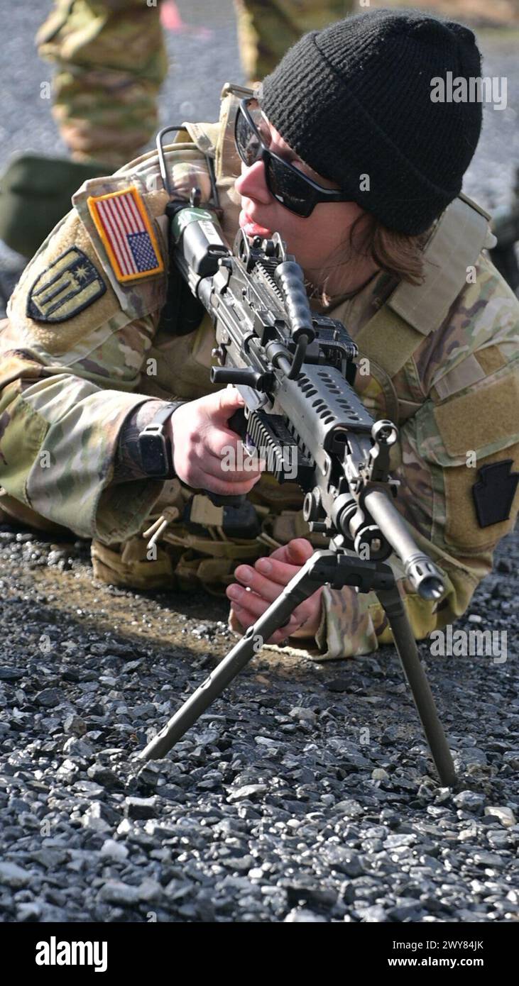 Fort Indiantown Gap, Pennsylvanie, États-Unis. 4 avril 2024. Le sergent de 1re classe de l'armée des États-Unis, RANI DOUCETTE, instructeur de la branche d'entraînement individuel de la Garde nationale de Pennsylvanie, enseigne aux soldats comment tirer une mitrailleuse légère M249 pendant le cours sur les armes individuelles à Fort Indiantown Gap, en Pennsylvanie. (Image de crédit : © Kate Kramer/U.S. Army/ZUMA Press Wire) USAGE ÉDITORIAL UNIQUEMENT ! Non destiné à UN USAGE commercial ! Banque D'Images
