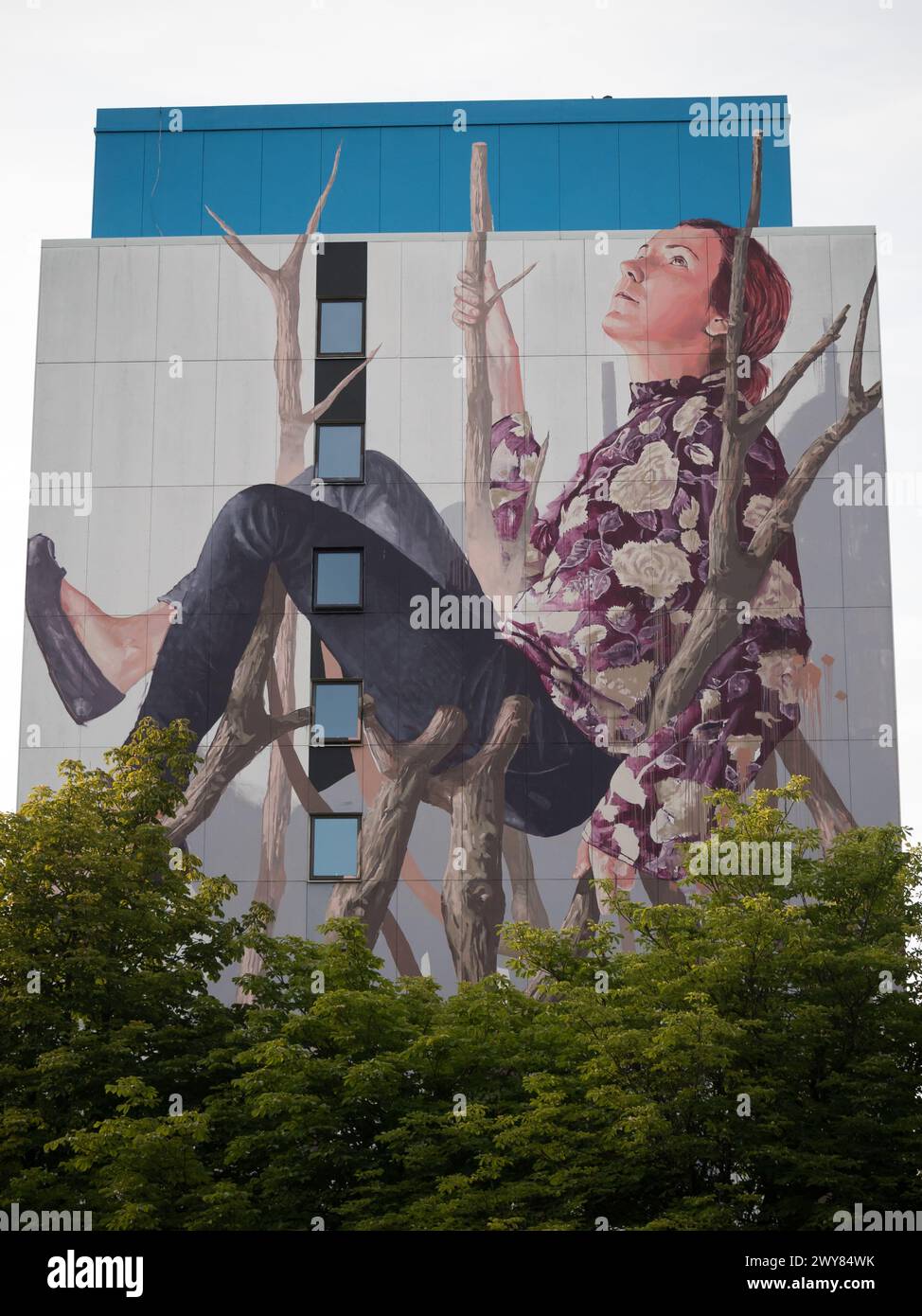Peinture murale d'une jeune femme en jeans réalisée sur un immeuble dans le centre de Borås, dans l'ouest de la Suède. Banque D'Images