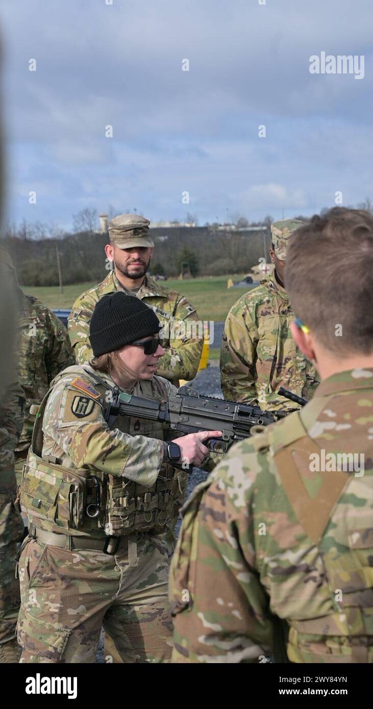 Fort Indiantown Gap, Pennsylvanie, États-Unis. 4 avril 2024. Le sergent de 1re classe de l'armée des États-Unis, RANI DOUCETTE, instructeur de la branche d'entraînement individuel de la Garde nationale de Pennsylvanie, enseigne aux soldats comment tirer une mitrailleuse légère M249 pendant le cours sur les armes individuelles à Fort Indiantown Gap, en Pennsylvanie. (Image de crédit : © Kate Kramer/U.S. Army/ZUMA Press Wire) USAGE ÉDITORIAL UNIQUEMENT ! Non destiné à UN USAGE commercial ! Banque D'Images