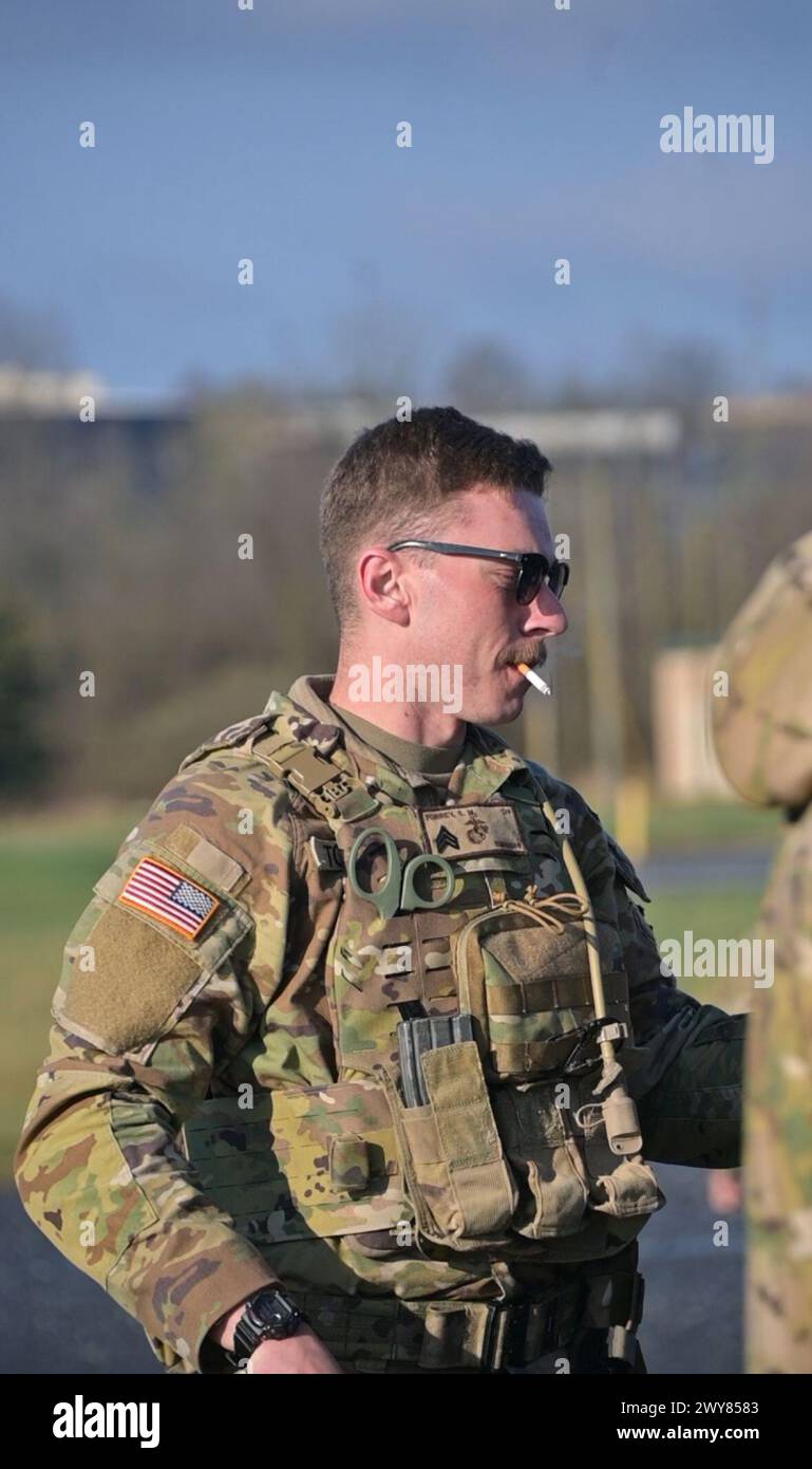 Fort Indiantown Gap, Pennsylvanie, États-Unis. 4 avril 2024. Les soldats américains avec la Garde nationale de Pennsylvanie se préparent à tirer des mitrailleuses légères M249 pendant le cours d'armes individuelles à Fort Indiantown Gap, Pennsylvanie, le 4 avril 2024. La CBI est offerte par la branche d'entraînement individuel de la Garde nationale de Pennsylvanie. (Image de crédit : © Kate Kramer/U.S. Army/ZUMA Press Wire) USAGE ÉDITORIAL UNIQUEMENT ! Non destiné à UN USAGE commercial ! Banque D'Images