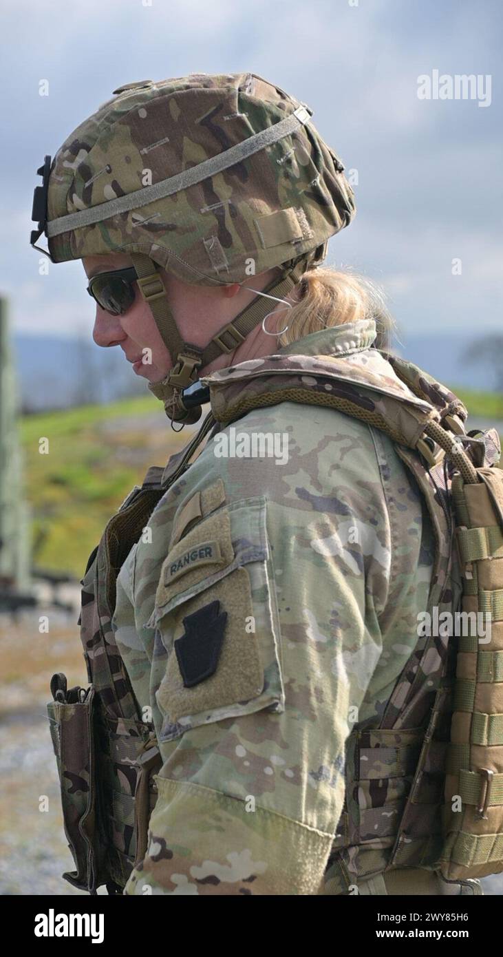 Fort Indiantown Gap, Pennsylvanie, États-Unis. 4 avril 2024. Les soldats américains avec la Garde nationale de Pennsylvanie se préparent à tirer des mitrailleuses légères M249 pendant le cours d'armes individuelles à Fort Indiantown Gap, Pennsylvanie, le 4 avril 2024. La CBI est offerte par la branche d'entraînement individuel de la Garde nationale de Pennsylvanie. (Image de crédit : © Kate Kramer/U.S. Army/ZUMA Press Wire) USAGE ÉDITORIAL UNIQUEMENT ! Non destiné à UN USAGE commercial ! Banque D'Images