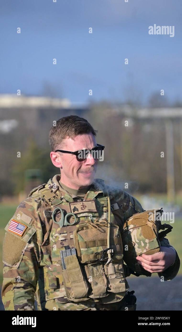 Fort Indiantown Gap, Pennsylvanie, États-Unis. 4 avril 2024. Les soldats américains avec la Garde nationale de Pennsylvanie se préparent à tirer des mitrailleuses légères M249 pendant le cours d'armes individuelles à Fort Indiantown Gap, Pennsylvanie, le 4 avril 2024. La CBI est offerte par la branche d'entraînement individuel de la Garde nationale de Pennsylvanie. (Image de crédit : © Kate Kramer/U.S. Army/ZUMA Press Wire) USAGE ÉDITORIAL UNIQUEMENT ! Non destiné à UN USAGE commercial ! Banque D'Images