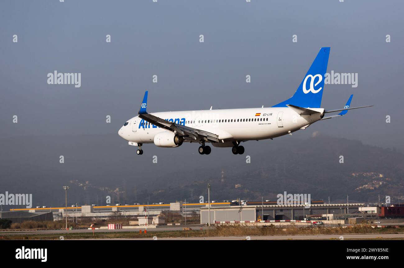 Barcelone, Espagne - 24 janvier 2020 : avion AirEuropa Airline atterrit sur la piste dans un aeroport El Prat ville de Barcelone Banque D'Images