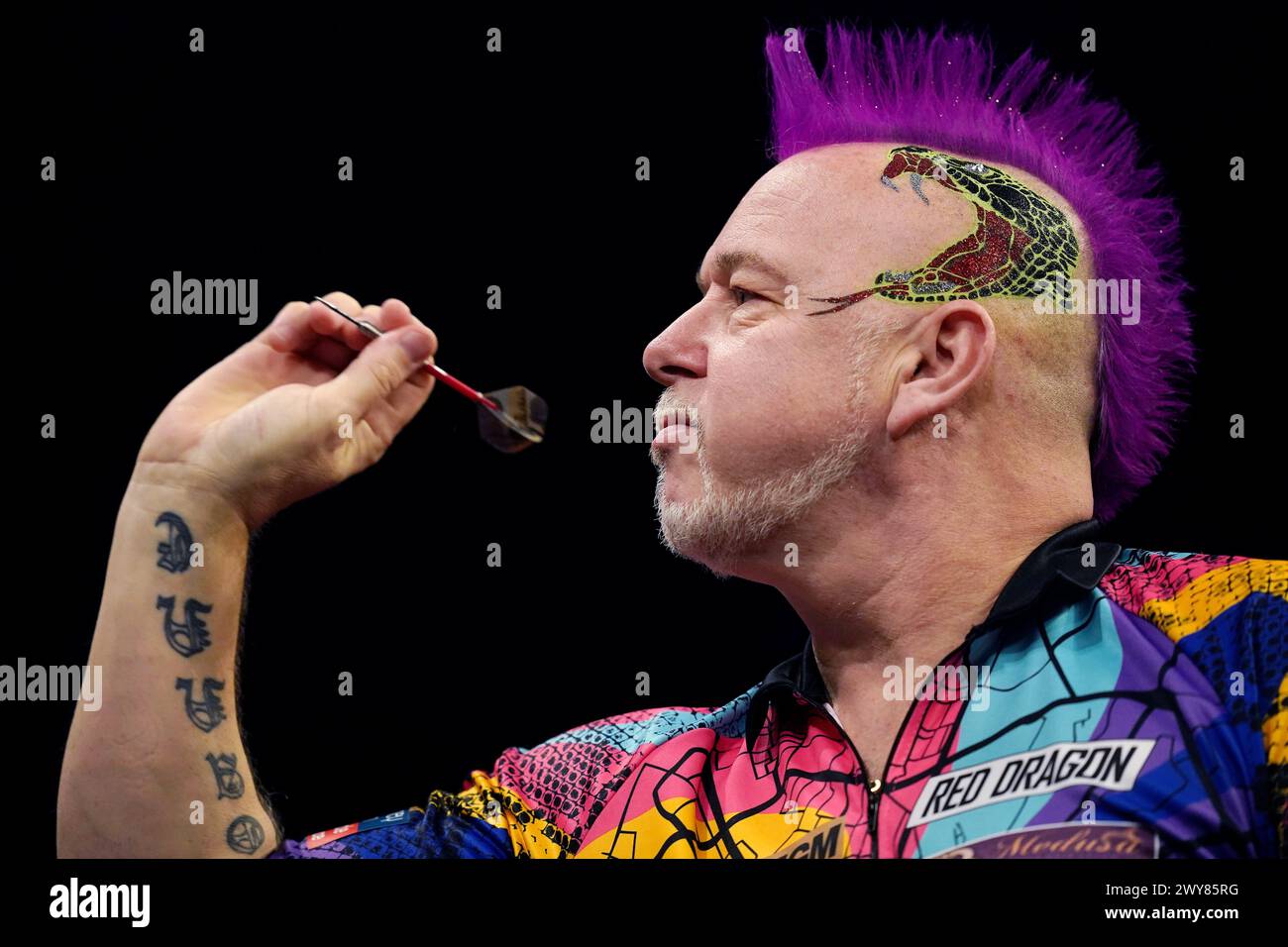Peter Wright en action contre la nuit dix de la BetMGM premier League 2024 à l'AO Arena, Manchester. Date de la photo : jeudi 4 avril 2024. Banque D'Images