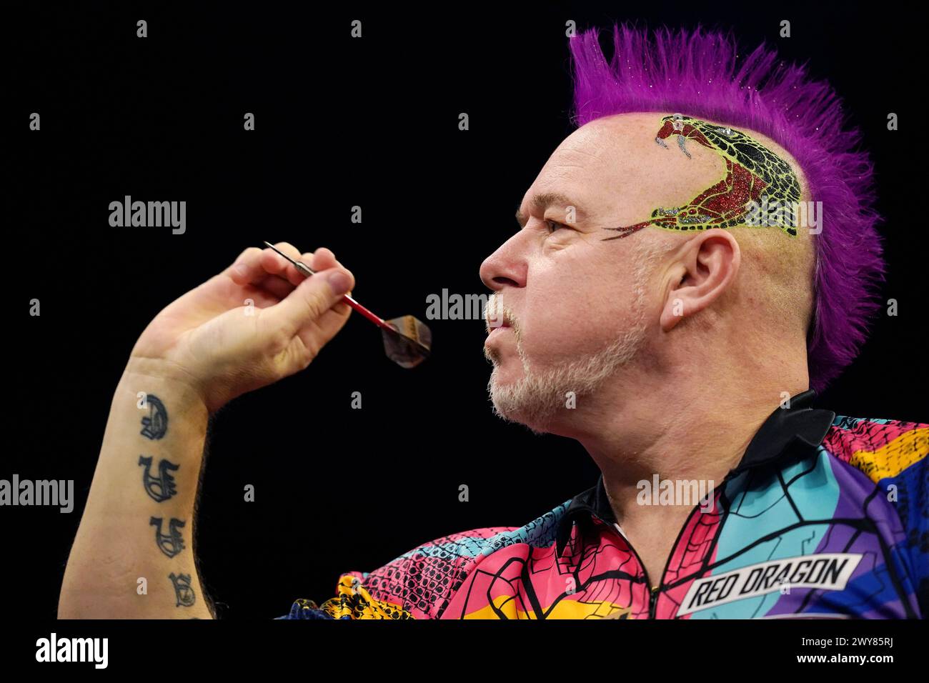 Peter Wright en action contre la nuit dix de la BetMGM premier League 2024 à l'AO Arena, Manchester. Date de la photo : jeudi 4 avril 2024. Banque D'Images