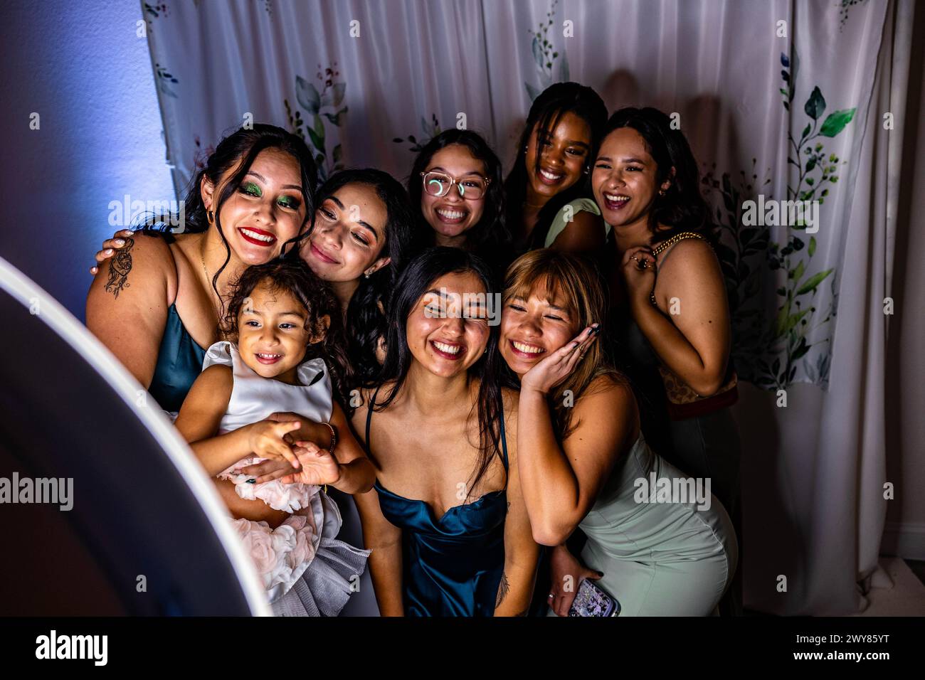 Un groupe de femmes et d'enfants divers posent pour une photo de groupe joyeuse Banque D'Images