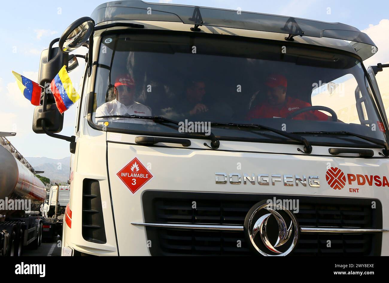 Yagua, Carabobo, Venezuela. 4 avril 2024. 04 avril 2024. Le Venezuela a incorporé 200 nouvelles unités de transport de carburant, y compris l'essence et le gaz domestique, qui devraient résoudre considérablement les problèmes qui, depuis des années, ont affecté la distribution du gaz domestique aux stations-service et aux foyers vénézuéliens. Elles ont été livrées par Pedro Telleichea (l), président de la PDVSA, au siège de Yagua, dans l'État de Carabobo. Photo : Juan Carlos HernÃÂndez (crédit image : © Juan Carlos Hernandez/ZUMA Press Wire) USAGE ÉDITORIAL SEULEMENT! Non destiné à UN USAGE commercial ! Banque D'Images