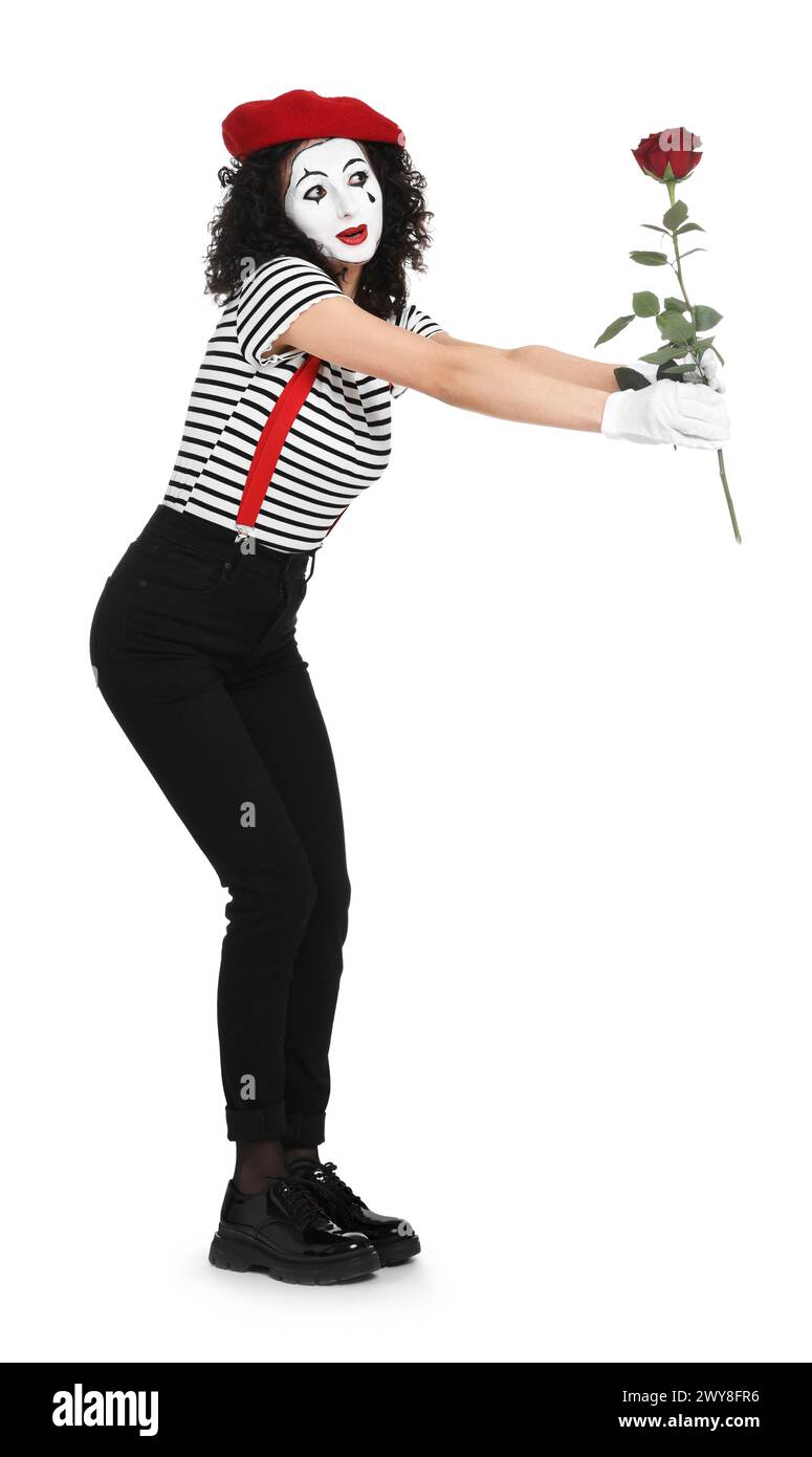Mime drôle avec rose rouge posant sur fond blanc Banque D'Images