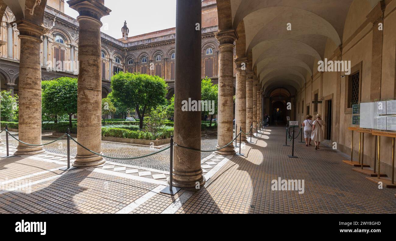 ROME, ITALIE - 26 MAI 2022 : la galerie Doria Pamphilj près du Palazzo Bonaparte. Art de Rubens et Titien, plus meubles et tapisseries ornées en p Banque D'Images