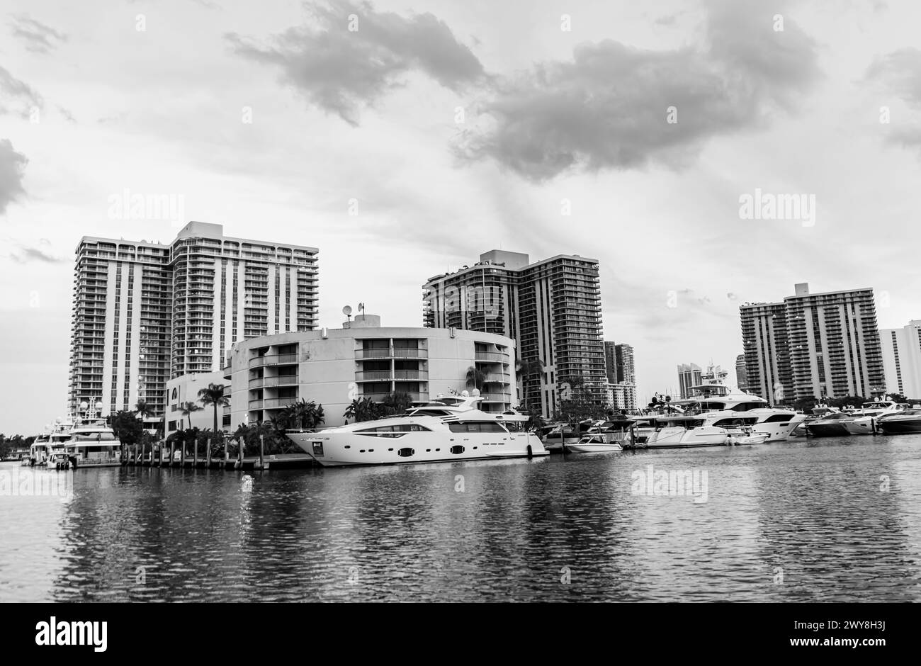 Aventura, Miami, Floride - 3 avril 2024 : paysage aquatique avec les bateaux et le ciel en noir et blanc Banque D'Images