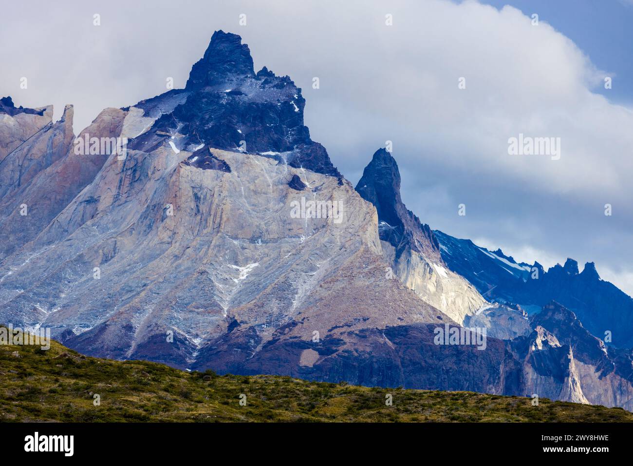 Montagnes Los Cuernos dans le belvédère Torres del Paine. Beau point de vue sur les sommets de montagne en Patagonie chilienne, Chili. Paysage pittoresque de Patagonie Banque D'Images