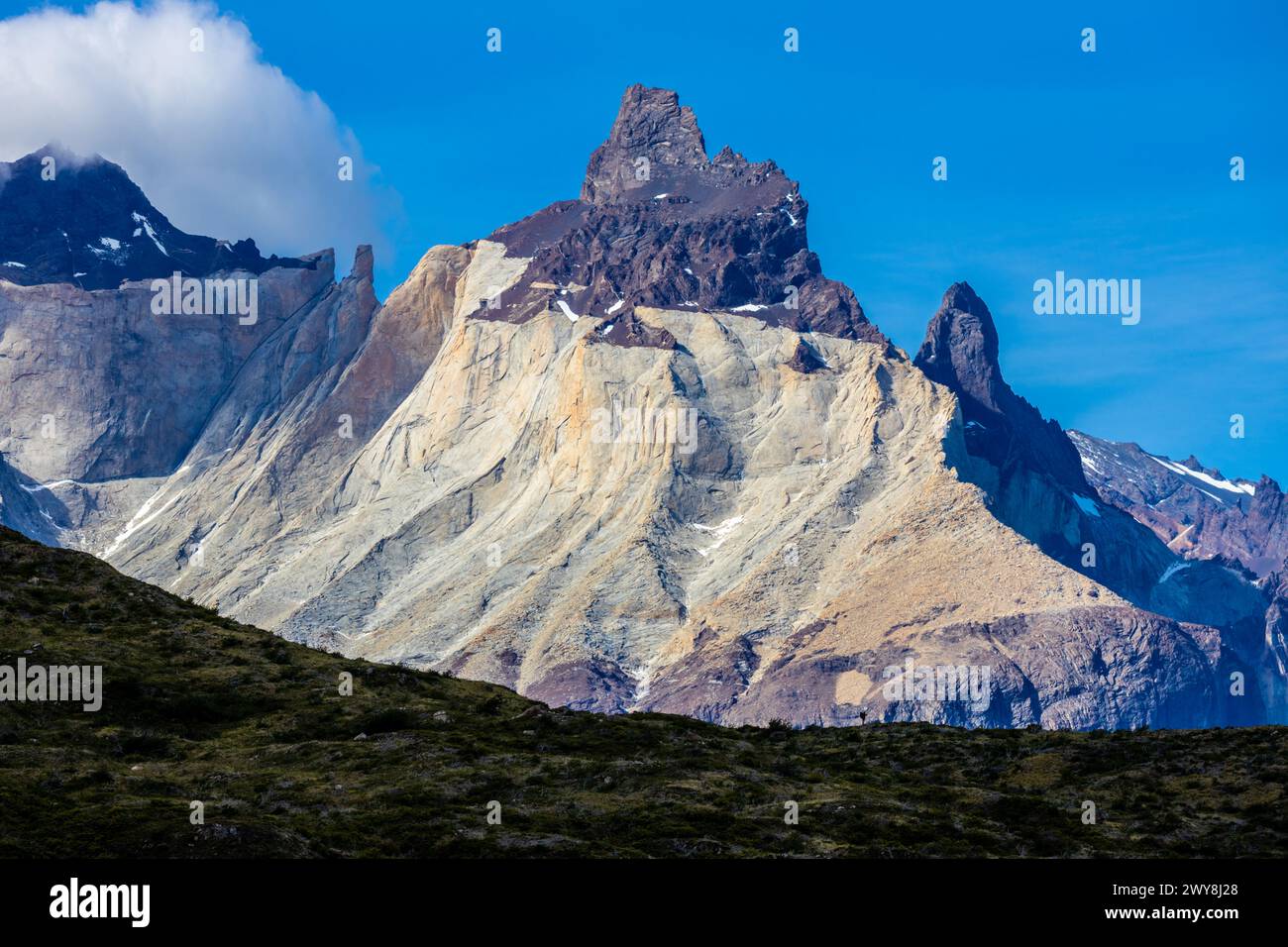 Montagnes Los Cuernos dans le belvédère Torres del Paine. Beau point de vue sur les sommets de montagne en Patagonie chilienne, Chili. Paysage pittoresque de Patagonie Banque D'Images