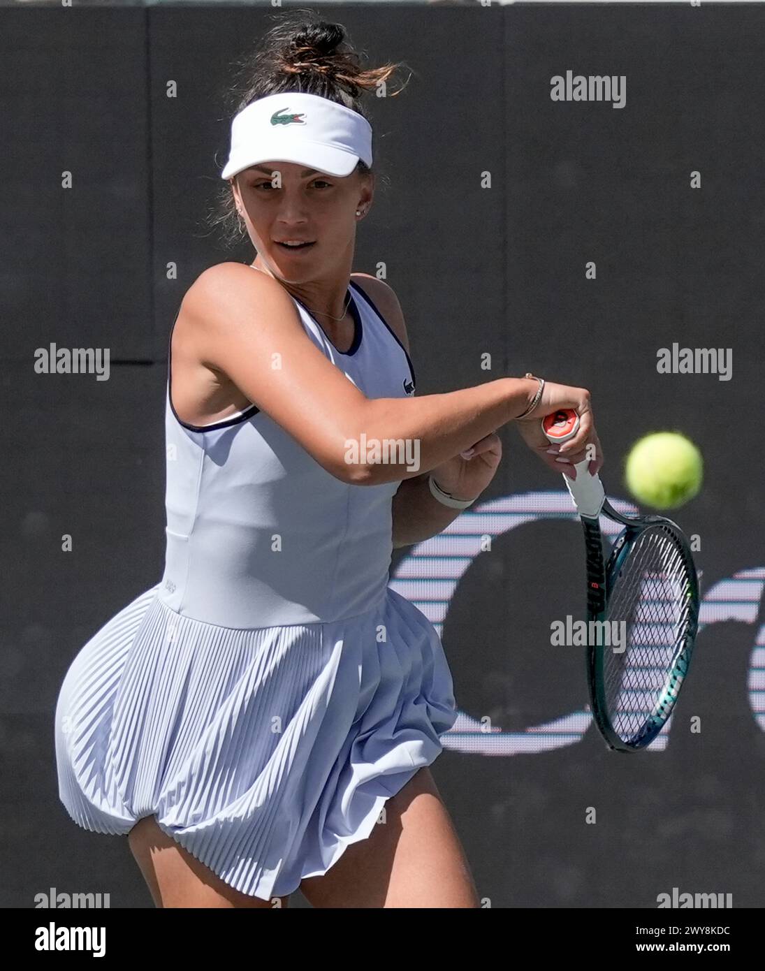 4 avril 2024 : Jaqueline Cristian (ROU) a battu Emma Navarro (USA) au Credit One Charleston Open joué au Family Circle Tennis Center à Charleston, Caroline du Sud. © Leslie Billman/Tennisclix/Cal Sport Media Banque D'Images