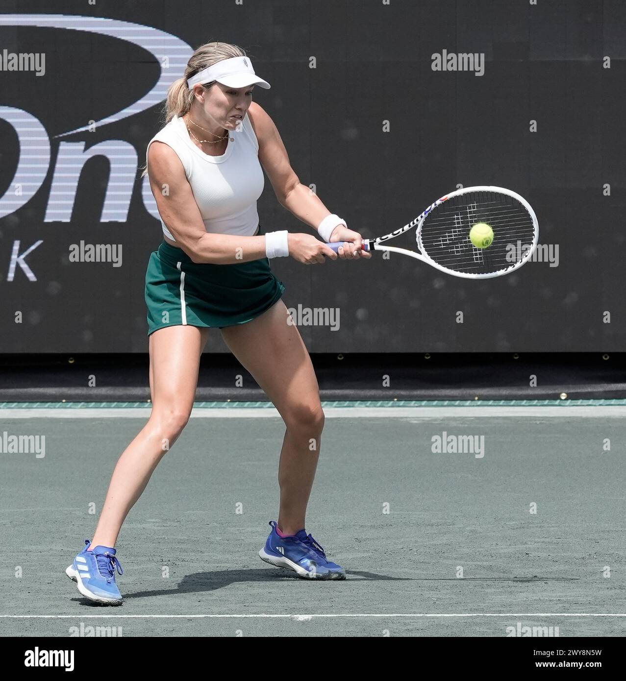 2 avril 2024 : Danielle Collins (USA) bat Paula Badosa (ESP) au Credit One Charleston Open joué au Family Circle Tennis Center à Charleston, Caroline du Sud/USA © Leslie Billman/Tennisclix/Cal Sport Media Banque D'Images